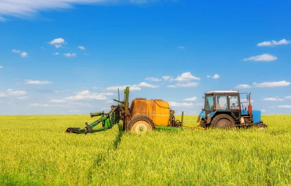 Tracteur agricole pulvérisation champ vert — Photo