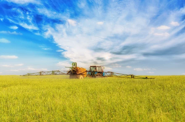 Tracteur agricole pulvérisation champ vert — Photo