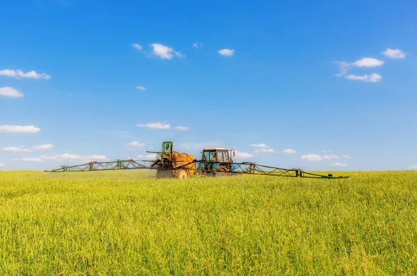 Tracteur agricole pulvérisation champ vert — Photo