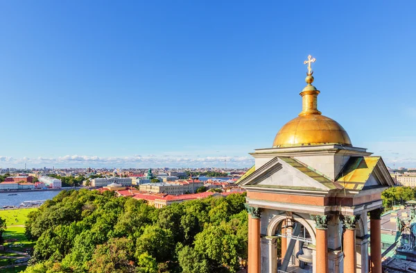 Vista da colunata da Catedral de São Isaac em Saint Peters — Fotografia de Stock