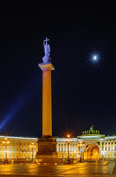 São Petersburgo / Rússia - 05 de agosto de 2015: Praça do Palácio em São Petersburgo à noite — Fotografia de Stock