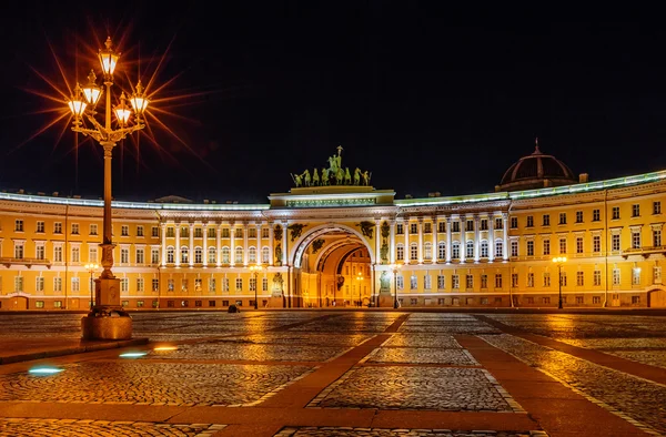 São Petersburgo / Rússia - 05 de agosto de 2015: Praça do Palácio à noite — Fotografia de Stock