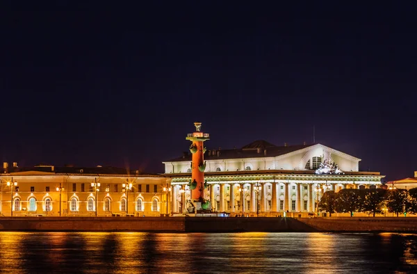 São Petersburgo / Rússia - 05 de agosto de 2015: Coluna Rostral e Bolsa de Valores — Fotografia de Stock