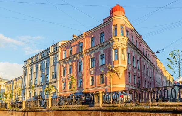 Saint-Pétersbourg / Russie - 13 août 2015 : La maison d'angle sur le remblai du canal Griboyedov — Photo