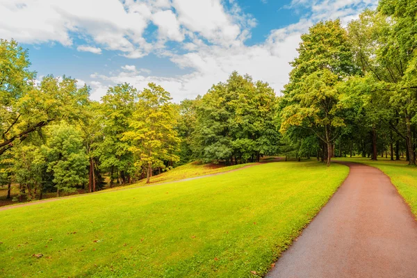 Petergof, Saint-Pétersbourg / Russie - 13 août 2015 : Chemin dans le parc — Photo