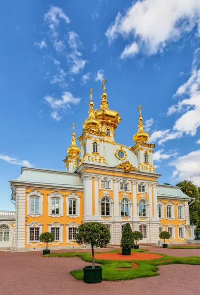 Petergof, Sint-Petersburg/Rusland - 13 augustus 2015: Oost-kapel van Petergof Palace — Stockfoto