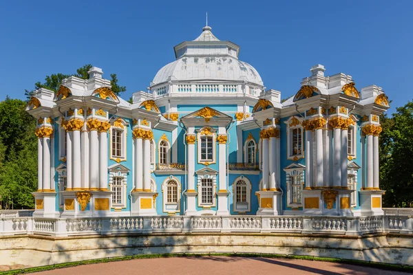Pavilhão Hermitage no Catherine Park (Pushkin) no dia de verão — Fotografia de Stock