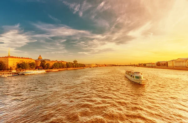 Skymning vid floden Neva — Stockfoto