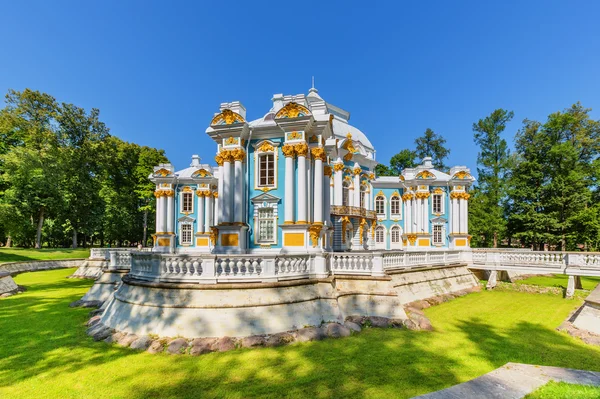 Pavilhão Hermitage no Catherine Park (Pushkin) no dia de verão — Fotografia de Stock