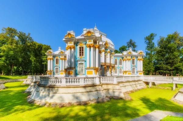 Hermitage paviljoen op de Catherine Park (Poesjkin) in zomerdag — Stockfoto