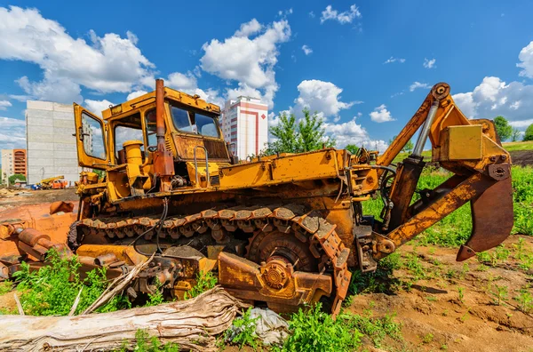 Bulldozer sur chantier sous un ciel nuageux — Photo