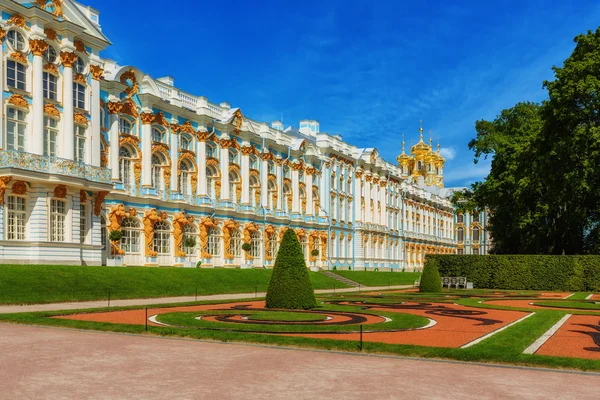 O Palácio Catherine no Parque Catherine (Pushkin) no dia de verão — Fotografia de Stock