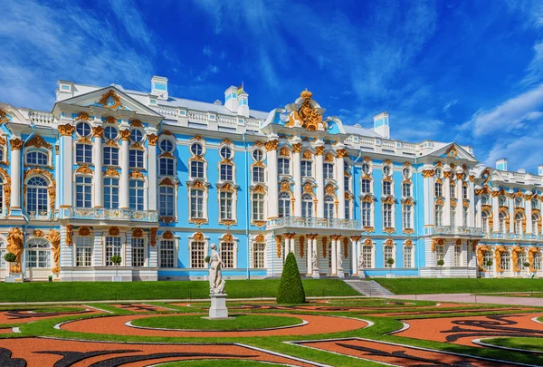 Екатерининский дворец в парке Екатерины (Пушкин) в летний день — стоковое фото