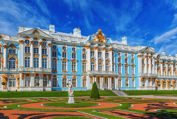 Het Catharinapaleis in het Catherine Park (Poesjkin) in zomerdag — Stockfoto