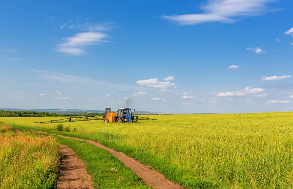 Tracteur agricole pulvérisation champ vert — Photo