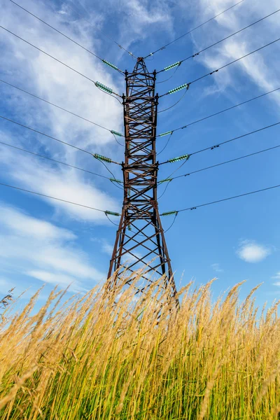 Högspänning linje och mulen himmel — Stockfoto