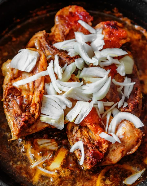 Hühnchen mit Zwiebeln in der Pfanne — Stockfoto