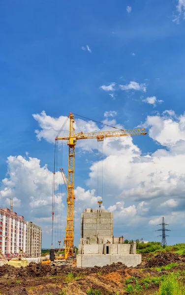 Kran på byggarbetsplatsen — Stockfoto