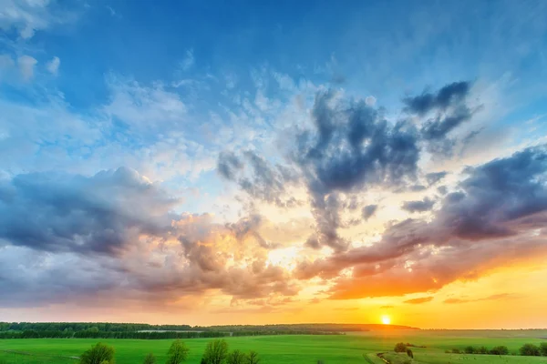 平野に沈む夕日 — ストック写真