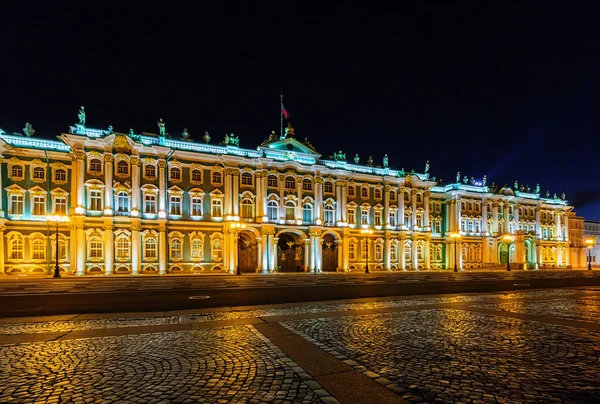 Vista noturna do Museu Estadual Hermitage em São Petersburgo — Fotografia de Stock