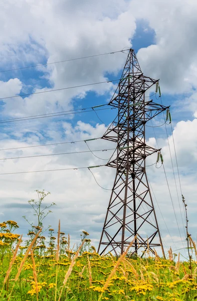 Hochspannungsleitung und bewölkter Himmel — Stockfoto