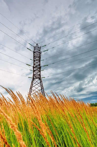 Ligne haute tension et ciel nuageux — Photo