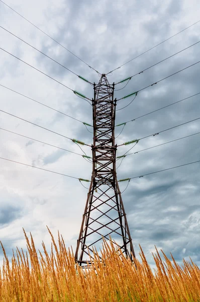 Högspänning linje och mulen himmel — Stockfoto