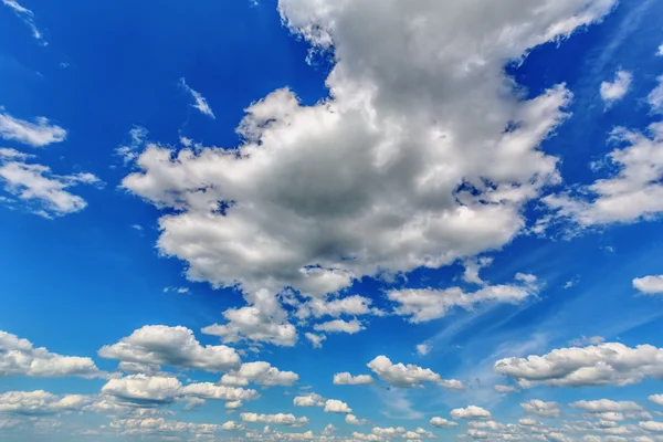 Blauer bewölkter Himmel — Stockfoto