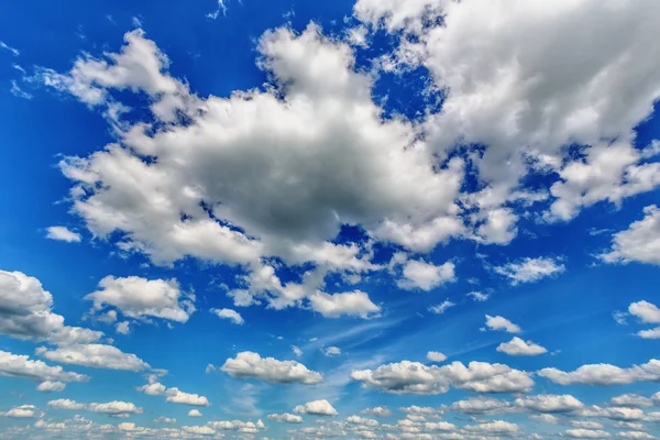 Blauer bewölkter Himmel — Stockfoto