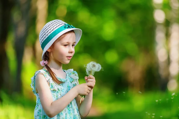 Μικρό κορίτσι φυσώντας πικραλίδα — Φωτογραφία Αρχείου