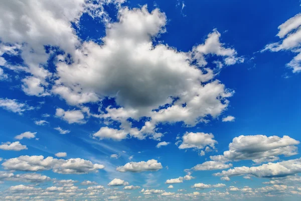 Céu azul nublado — Fotografia de Stock