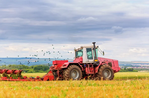 Trekker op veld — Stockfoto