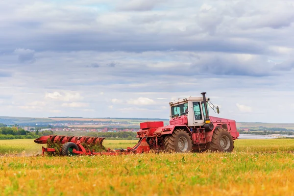 Traktor di ruas — Stok Foto