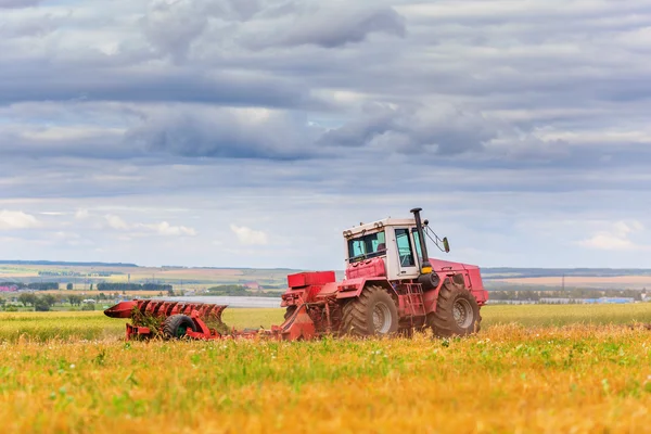 Трактор на поле — стоковое фото