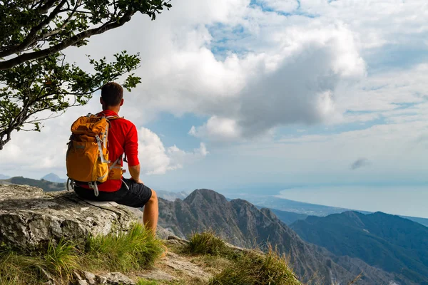 Wandersmann oder Trailrunner in den Bergen — Stockfoto