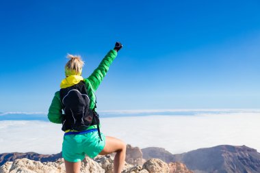 Dağın tepesinde uzanmış başarı silah hiking kadın