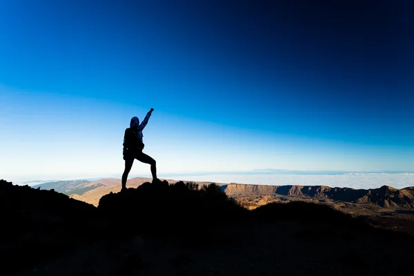 Frau wandert Erfolgssilhouette auf Berggipfel — Stockfoto