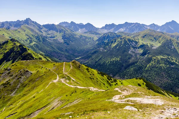 Inspirerende landschap van bergen, zonnige dag in de zomer Tatra — Stockfoto