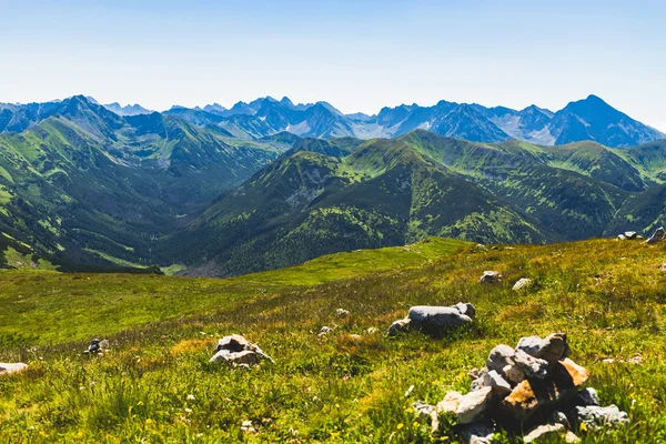 Inspirante vista del paisaje de las montañas de Tatra, día soleado en verano Ta — Foto de Stock