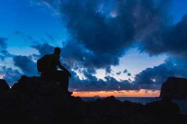 Siluet backpacker, okyanusa bakan adam hiking