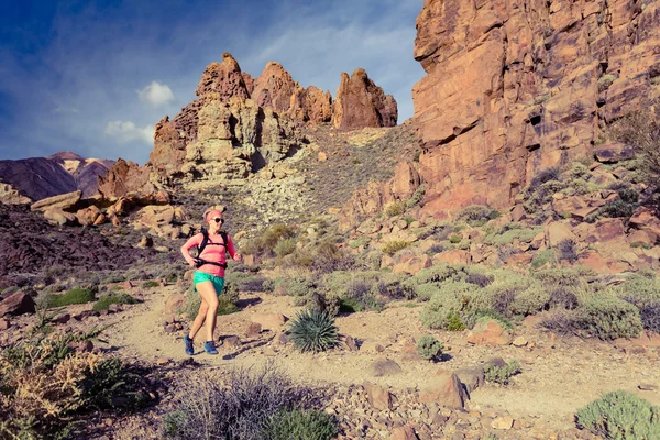 Parcours femme ultra running en montagne avec sac à dos — Photo