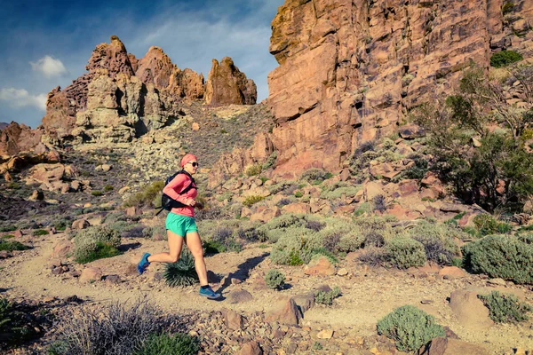 Mujer joven corriendo en inspirador paisaje de montañas —  Fotos de Stock