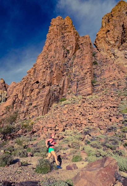 Mulher correndo em montanhas inspiradoras paisagem — Fotografia de Stock