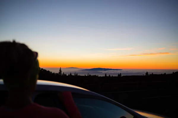 Femme regardant le paysage inspirant vue sur l'océan — Photo