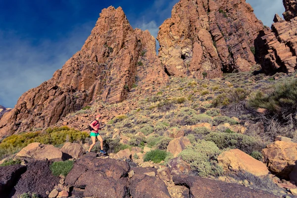 女小径跑步运动员喝在鼓舞人心的山景观 — 图库照片