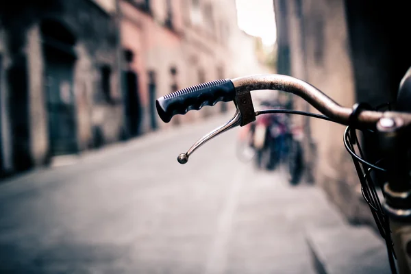 Guiador de bicicleta da cidade, bicicleta sobre backgroun borrado — Fotografia de Stock