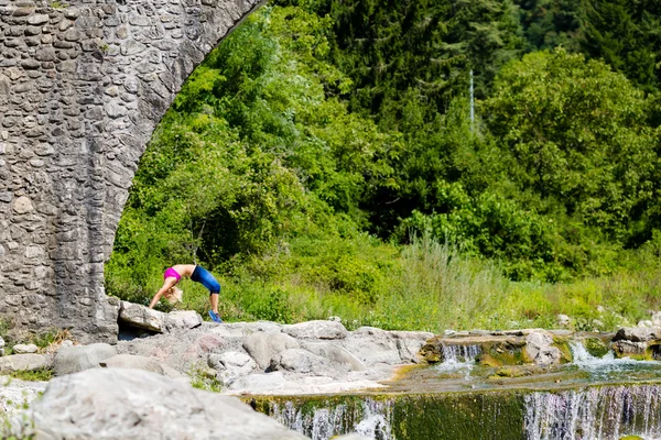 Vrouw mediteren in yoga pose, fitness kracht — Stockfoto