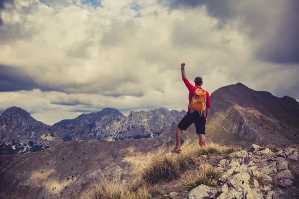 Escursioni di successo, uomo corridore in montagna — Foto Stock