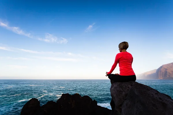 Mulher meditando em pose de ioga, vista mar — Fotografia de Stock