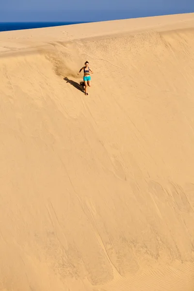 Mujer atlética corriendo en las dunas del desierto de arena — Foto de Stock